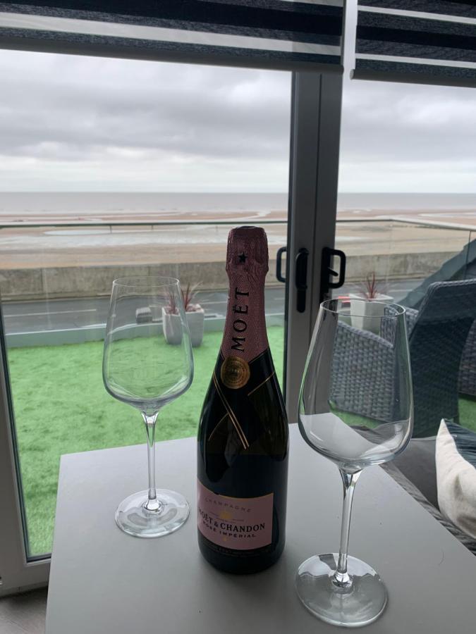 Beach View Apartment With Balcony And Sea View - Pet Friendly Cleveleys Exterior photo